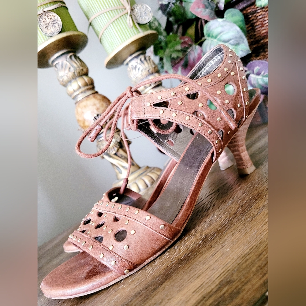 $360 Stuart Weitzman Luxury Circular Stud Nappa Leather Kitten Heel Shoes 7